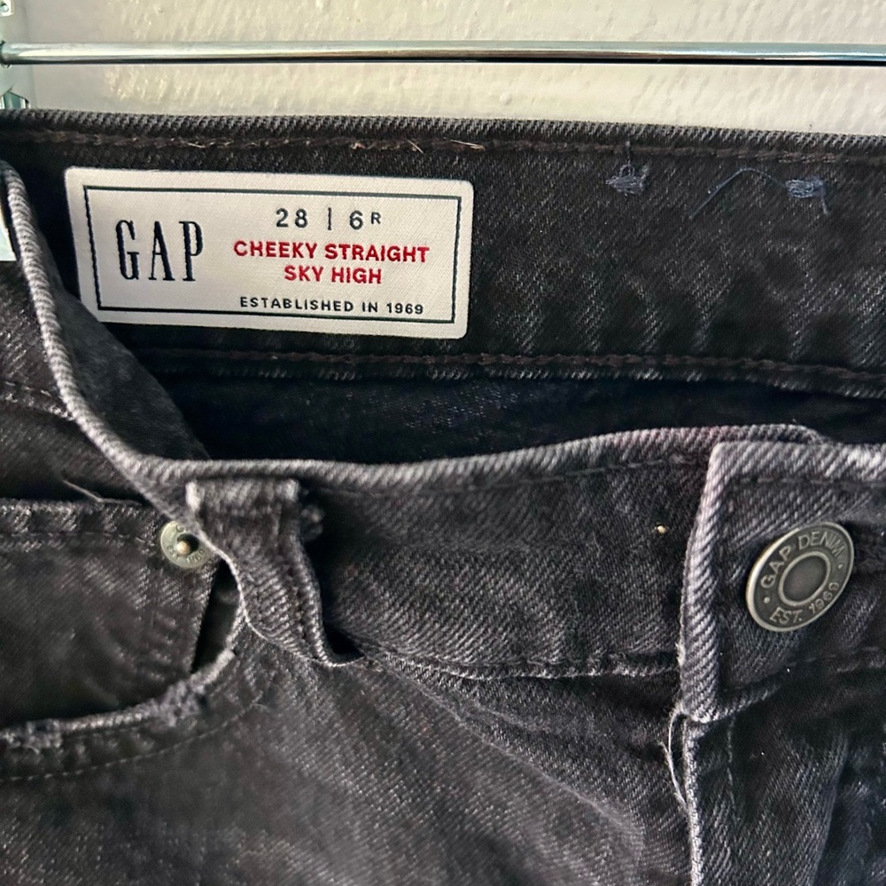 GAP Women’s Dark Gray Cropped Cheeky Straight Sky High Jeans - Picture 3 of 3